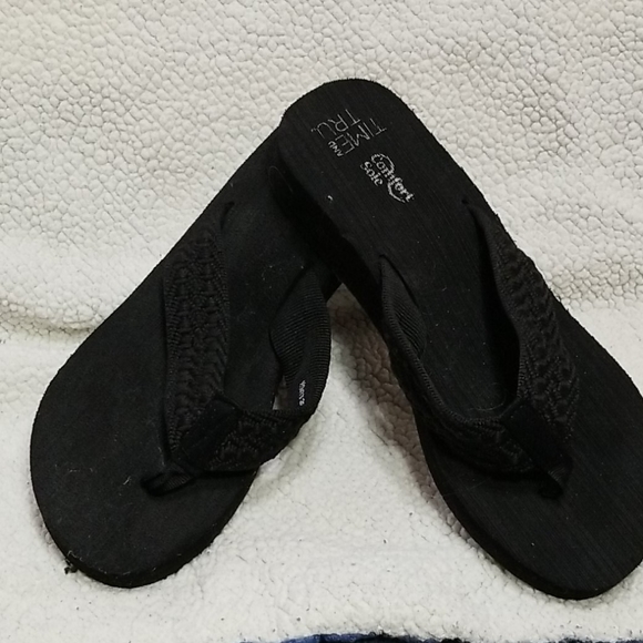 time and tru comfort sole flip flops